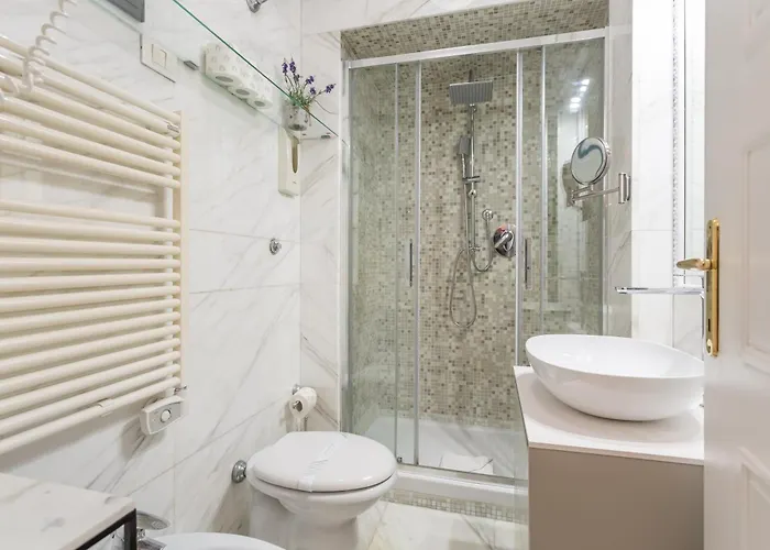 Stylish Spanish Steps Retreat Roma